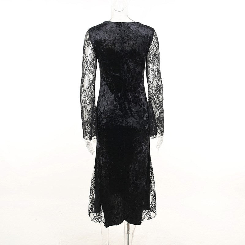 Kleid aus schwarzem Samt mit rotem Spitzeneinsatz und silberner Kette