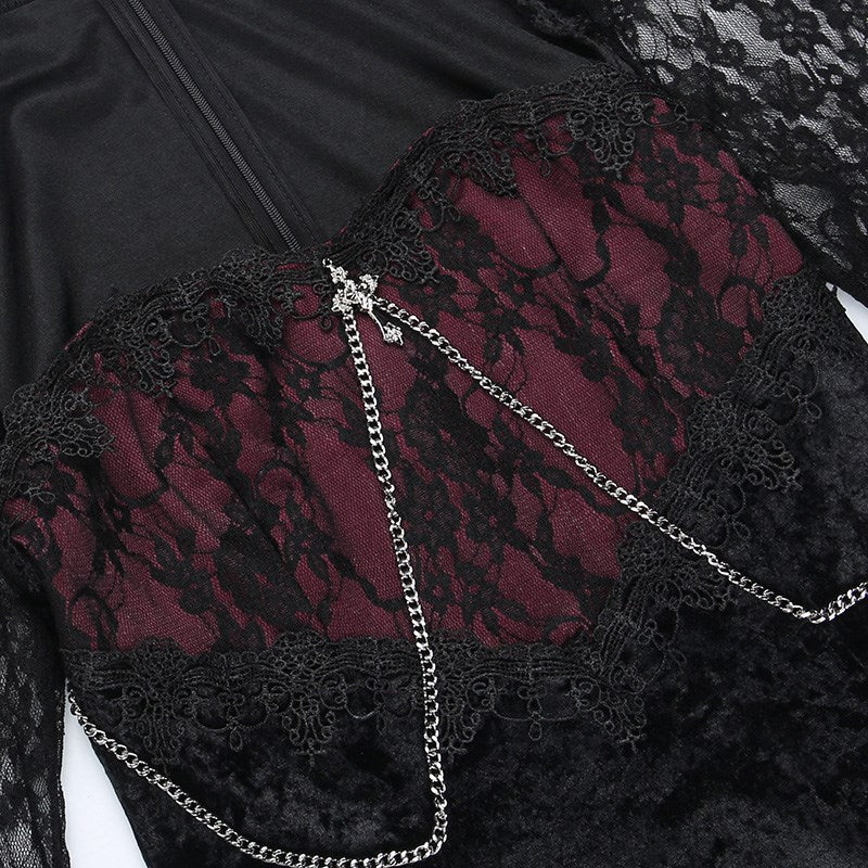 Kleid aus schwarzem Samt mit rotem Spitzeneinsatz und silberner Kette