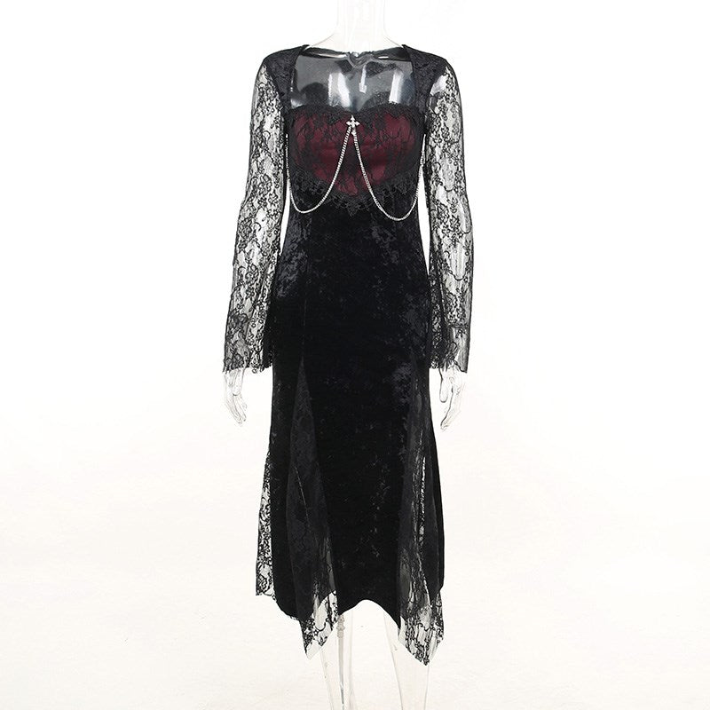 Kleid aus schwarzem Samt mit rotem Spitzeneinsatz und silberner Kette