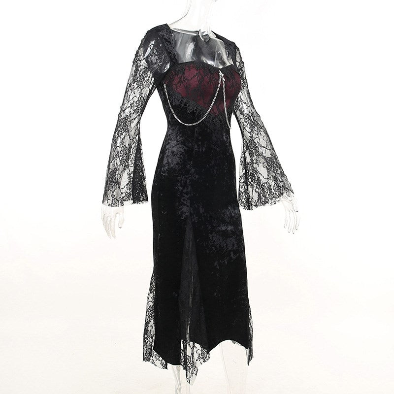Kleid aus schwarzem Samt mit rotem Spitzeneinsatz und silberner Kette