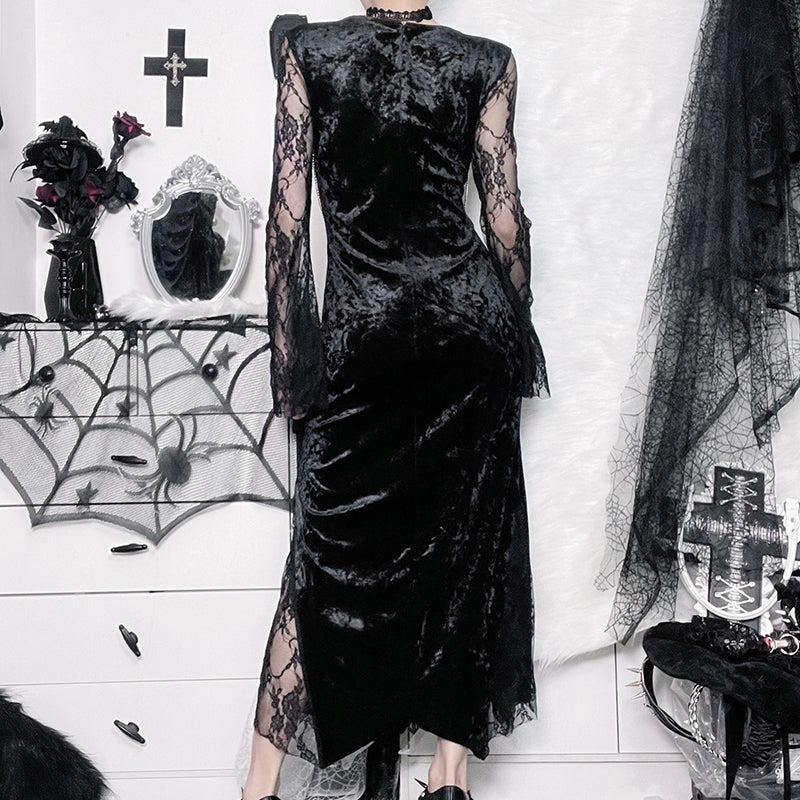 Kleid aus schwarzem Samt mit rotem Spitzeneinsatz und silberner Kette