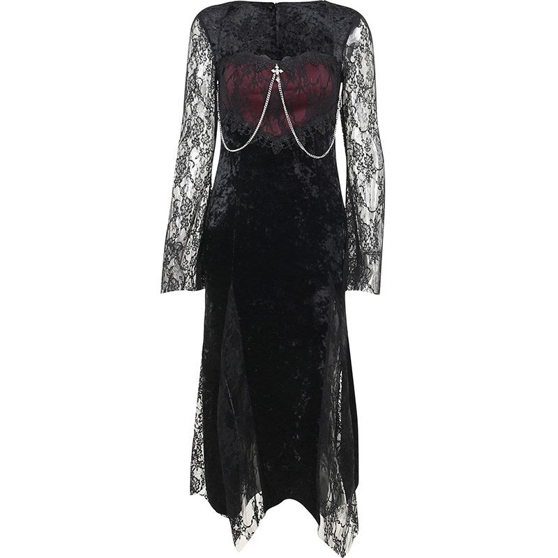 Kleid aus schwarzem Samt mit rotem Spitzeneinsatz und silberner Kette