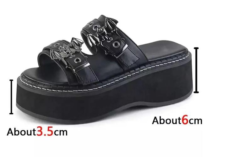 Schwarze Plateau-Slider-Sandalen mit Fledermausdetail