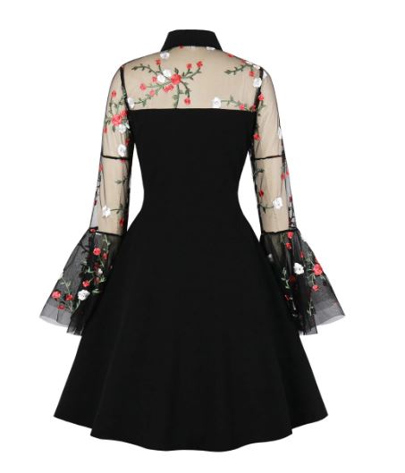 Schwarzes Skaterkleid mit bestickten Blumen-Glockenärmeln