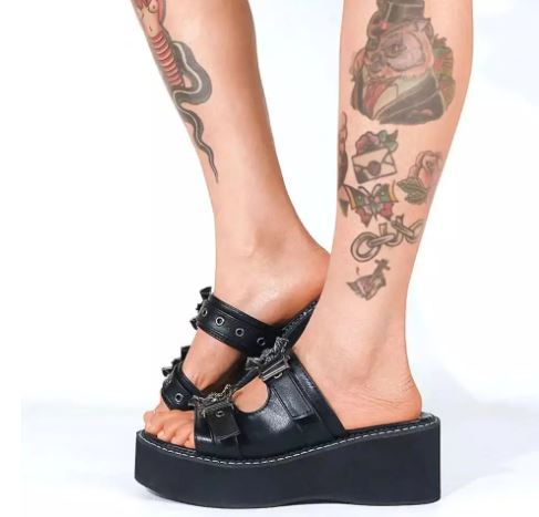 Schwarze Plateau-Slider-Sandalen mit Fledermausdetail