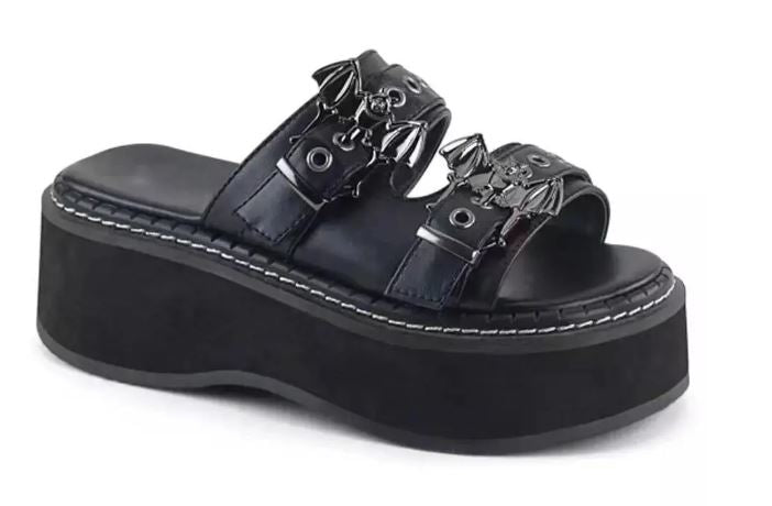Schwarze Plateau-Slider-Sandalen mit Fledermausdetail
