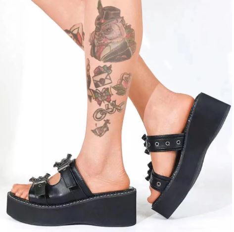 Schwarze Plateau-Slider-Sandalen mit Fledermausdetail