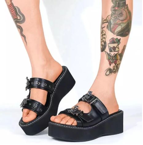 Schwarze Plateau-Slider-Sandalen mit Fledermausdetail