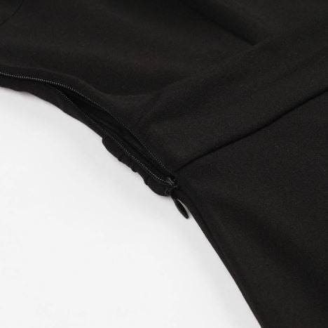 Schwarzes Skaterkleid aus Netzstoff mit Glockenärmeln und Peter-Pan-Kragen
