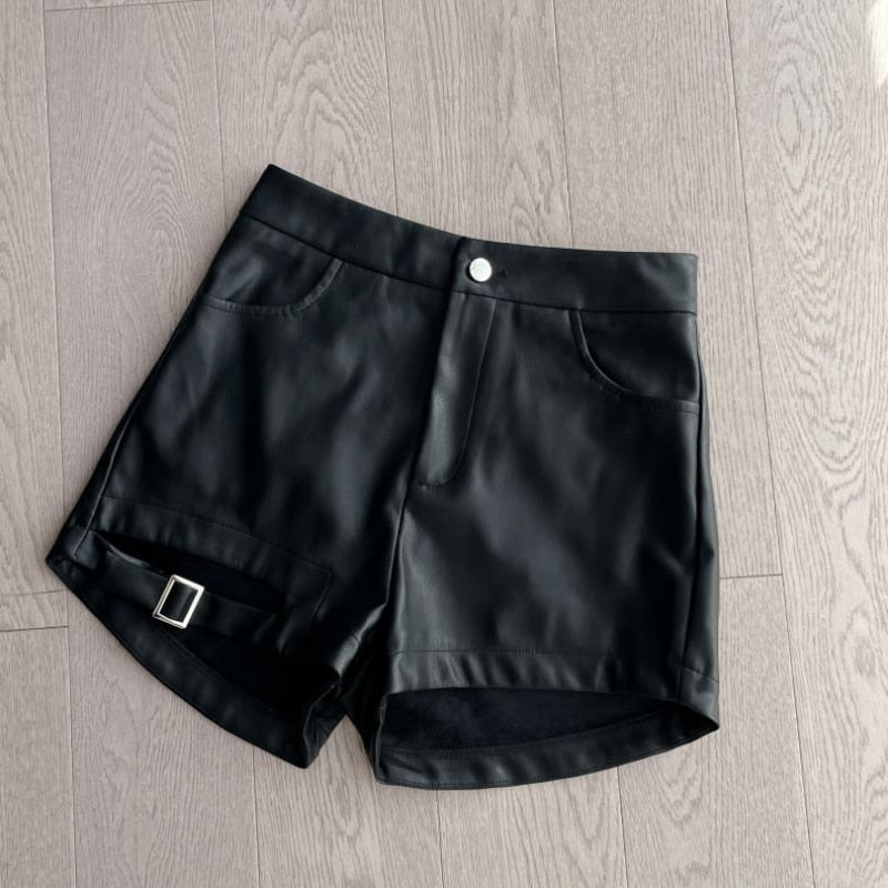 Shorts negros de PU con hebilla en la pierna