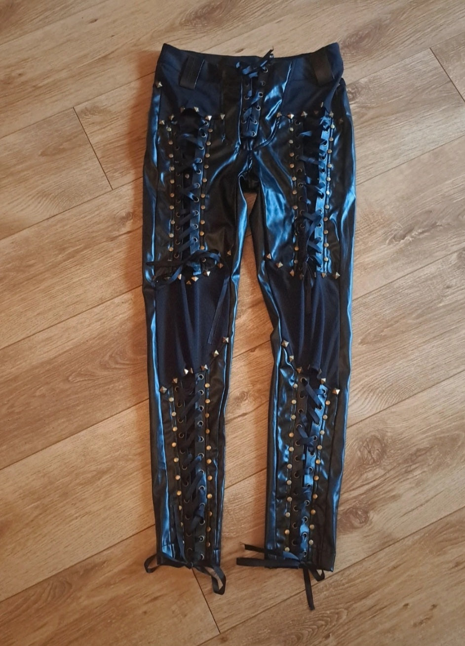 Schwarze Cross-Leggings mit Nieten