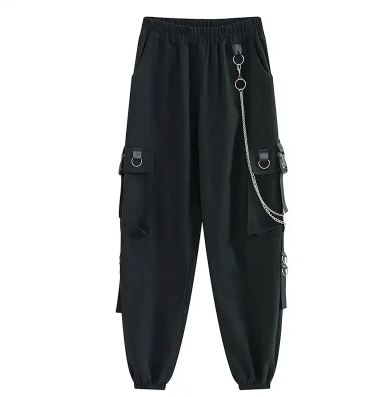 Pantalón utilitario gótico negro con cadena plateada