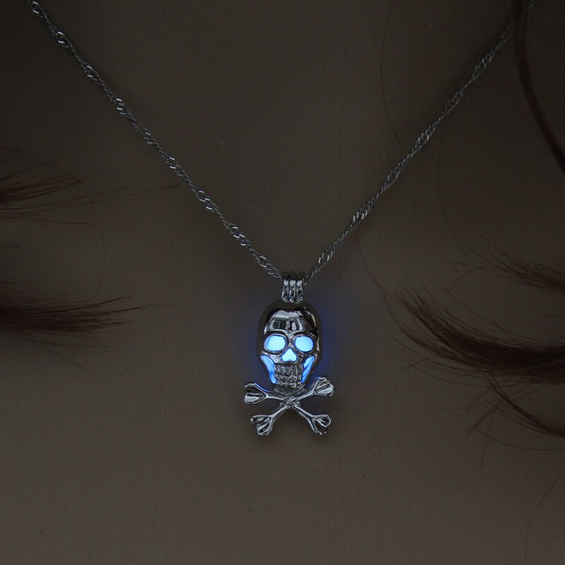 Collar de calavera que brilla en la oscuridad