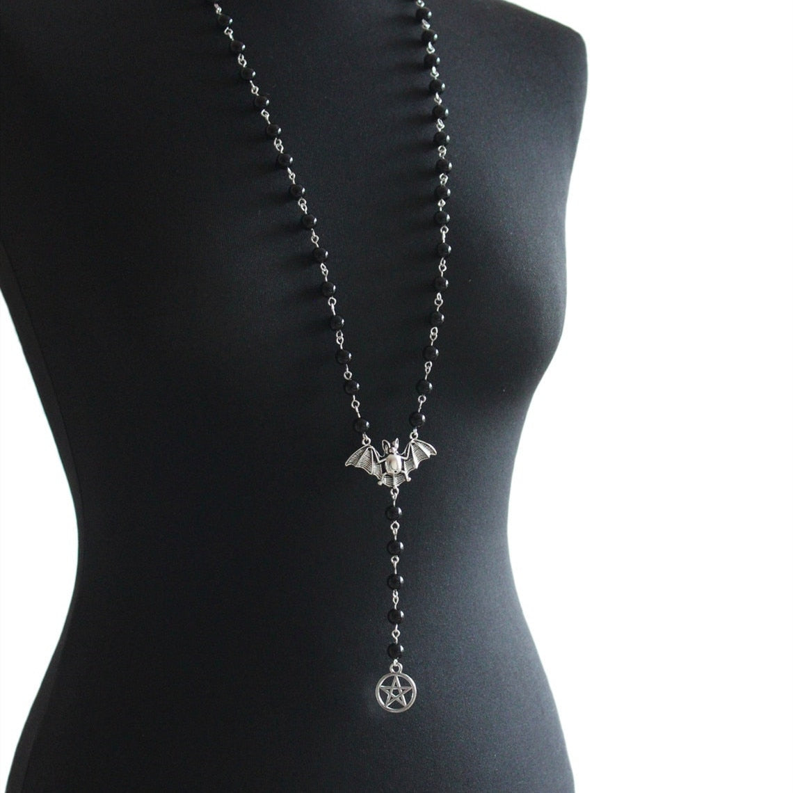 Lange Halskette mit Pentagramm-Fledermaus, schwarzen Perlen