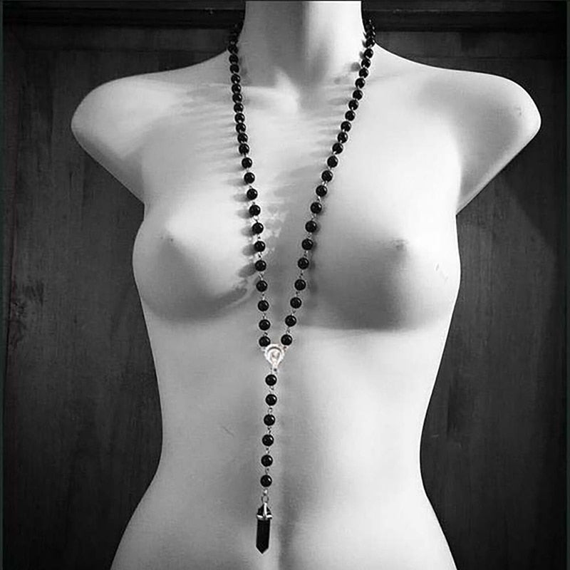 Lange Halskette mit Pentagramm-Fledermaus, schwarzen Perlen